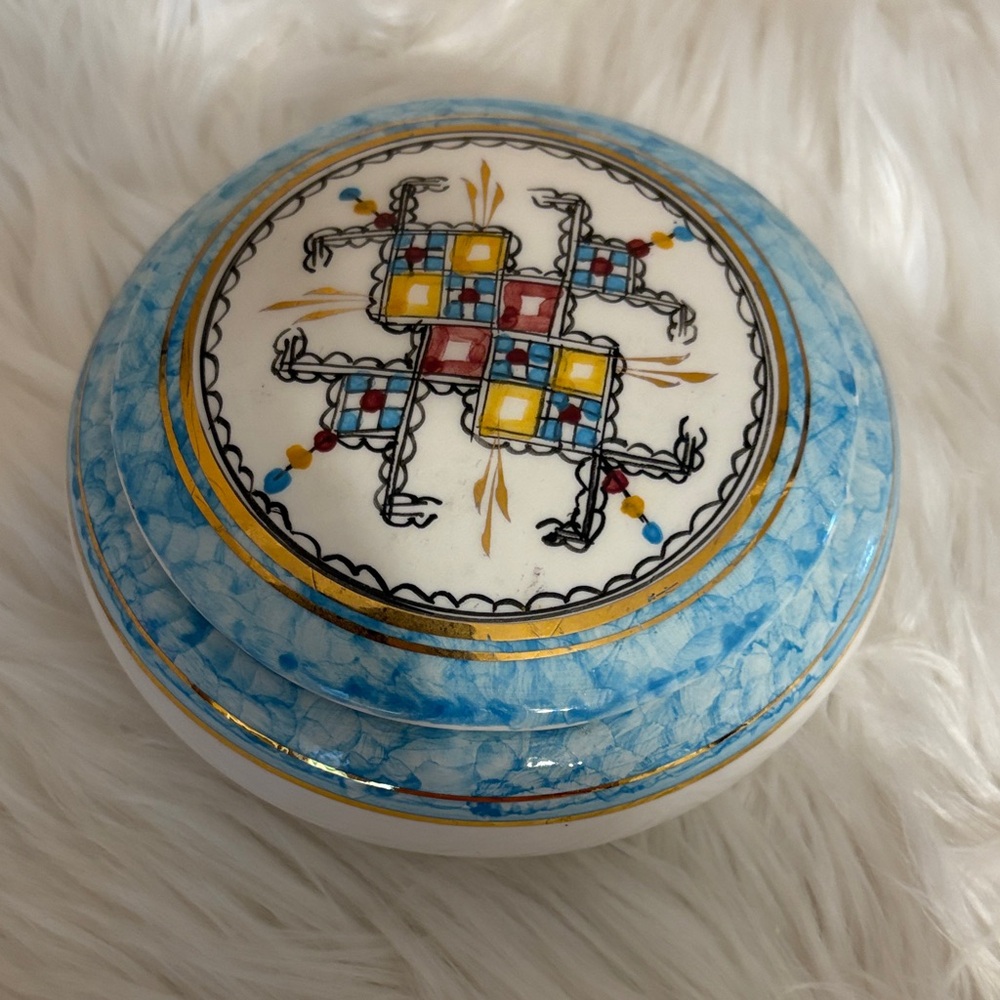 Porcelain trinket bowl, signed Oubouzid Nordine Béjaia.